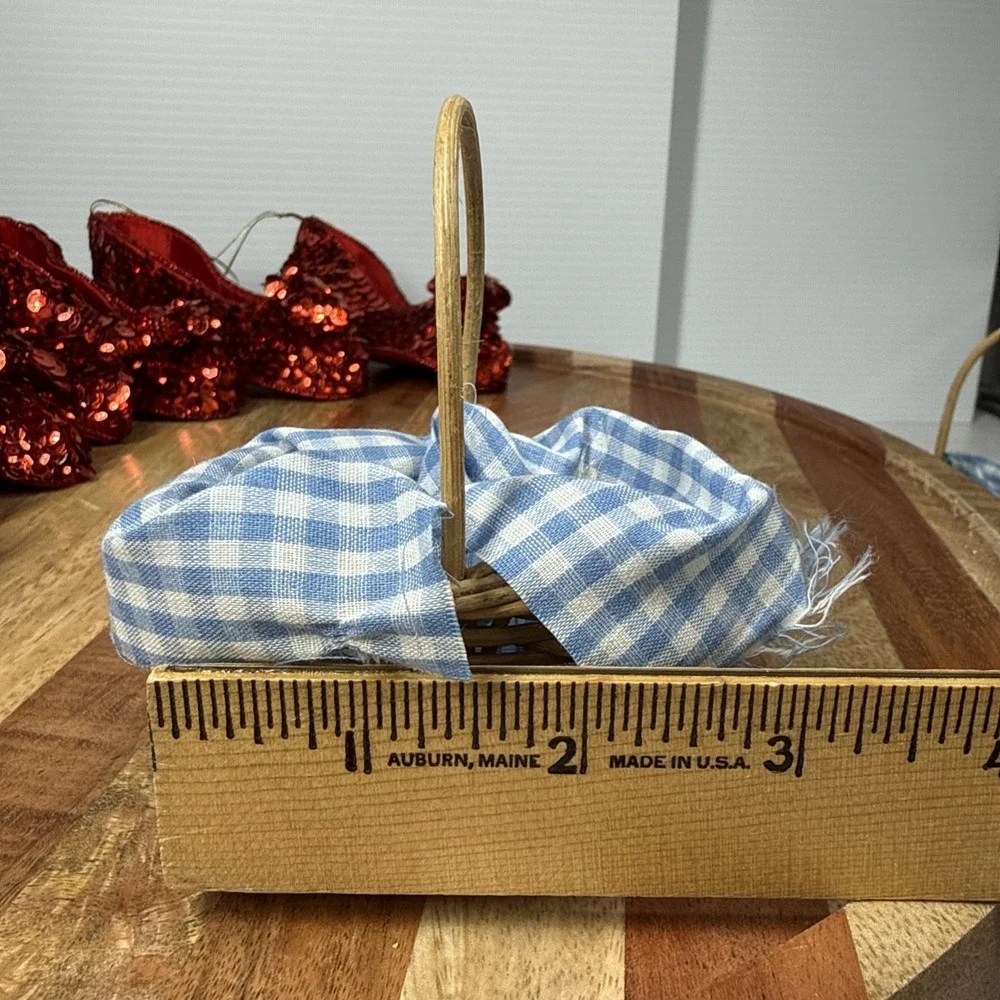 Wizard Of Oz (5) Wicker/Gingham Baskets & (8) Sequined Ruby Slippers Ornaments - Picture 10 of 12
